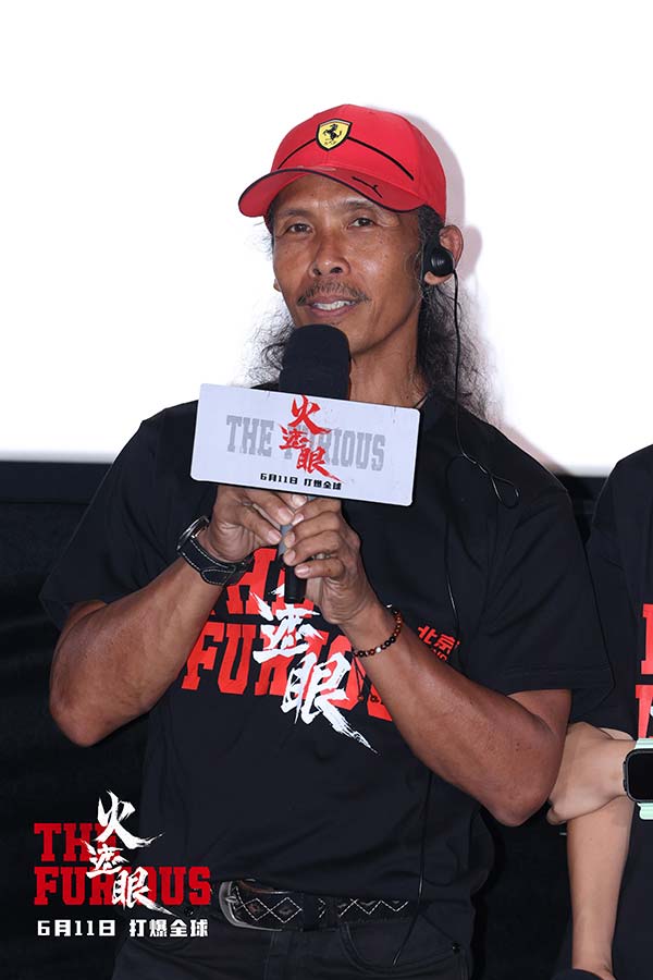 9、电影《火遮眼》北京首映礼现场图-特别演出雅彦·鲁伊安.jpg
